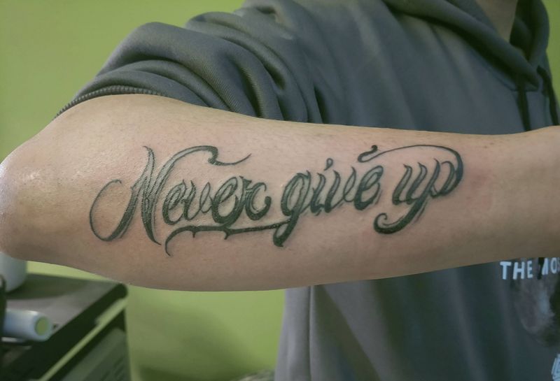 永不放弃纹身图片_手臂花体字纹身图案