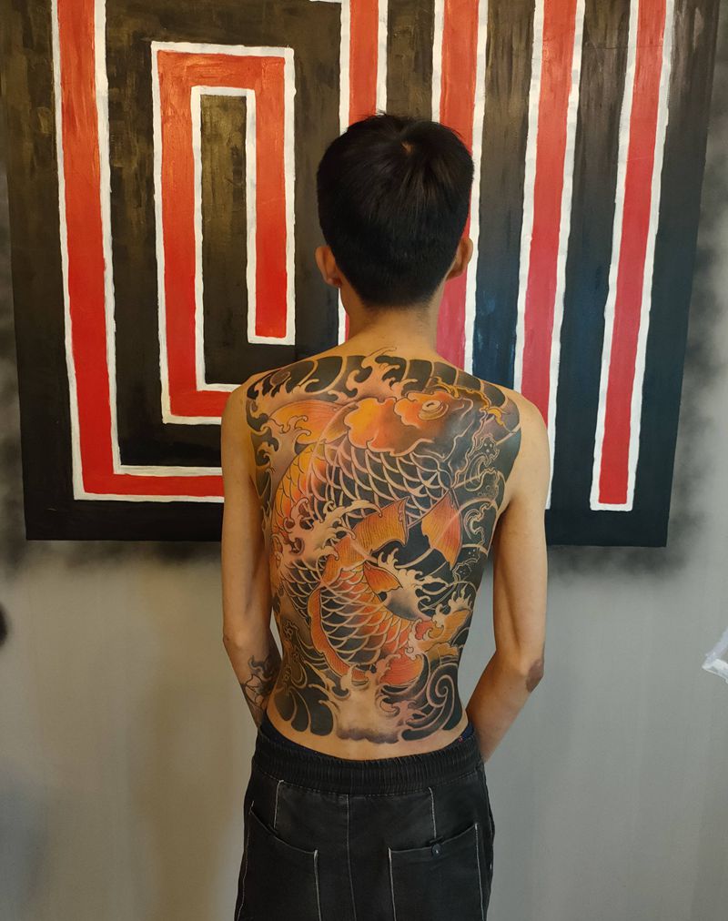 满背鲤鱼纹身图片_背部老传统纹身图案