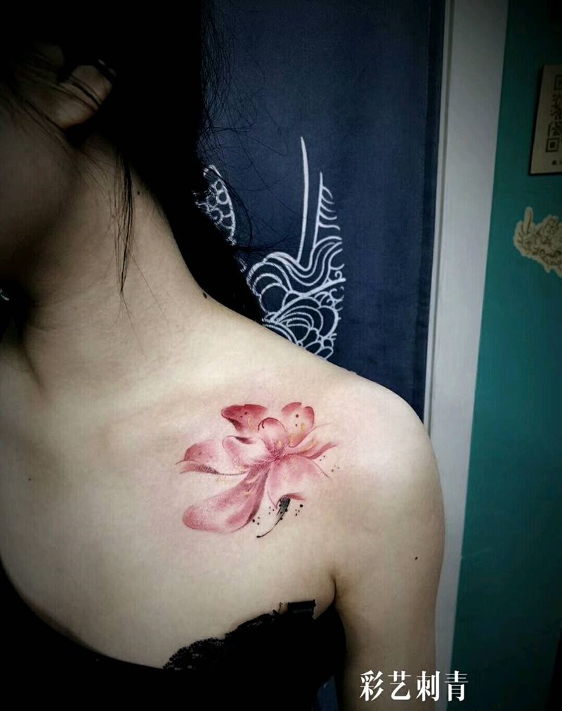 小清新纹身图片_肩部胸部小清新彩色小清新纹身图案