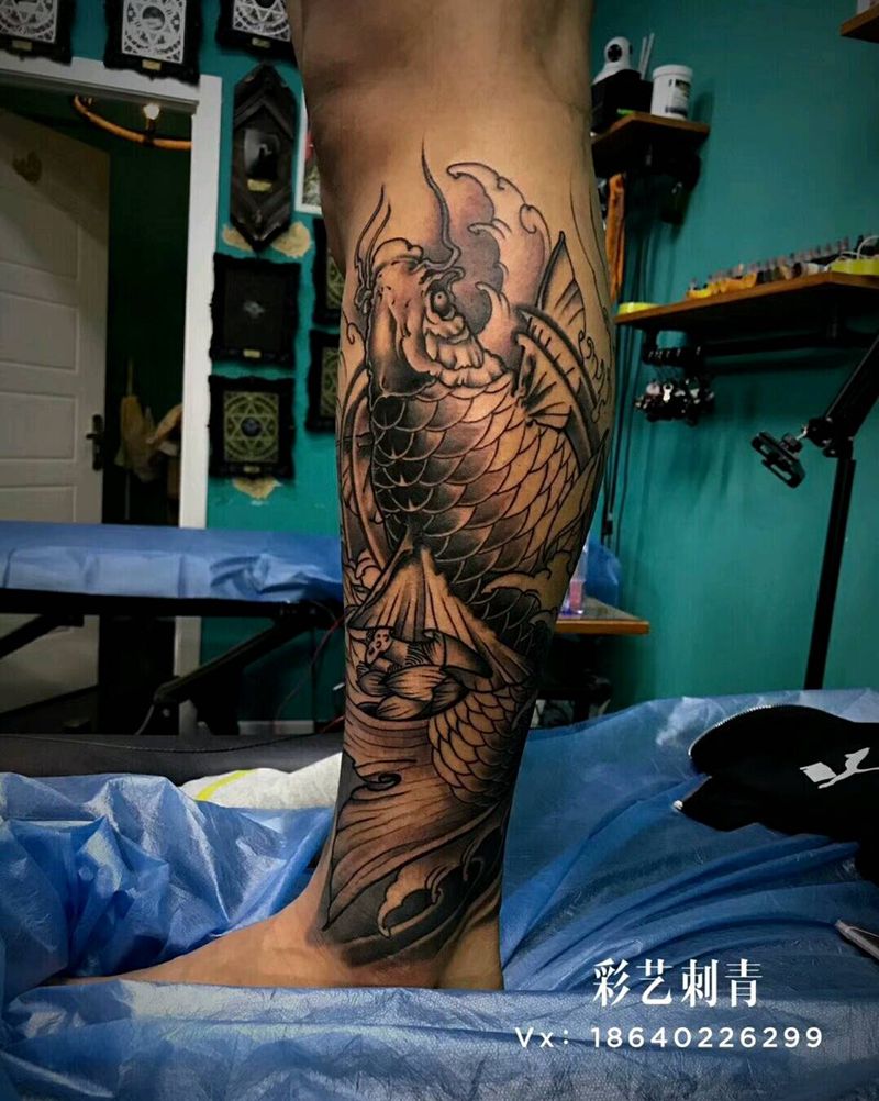 招财组合包小腿黑灰部分完成纹身图片_腿部新传统纹身图案