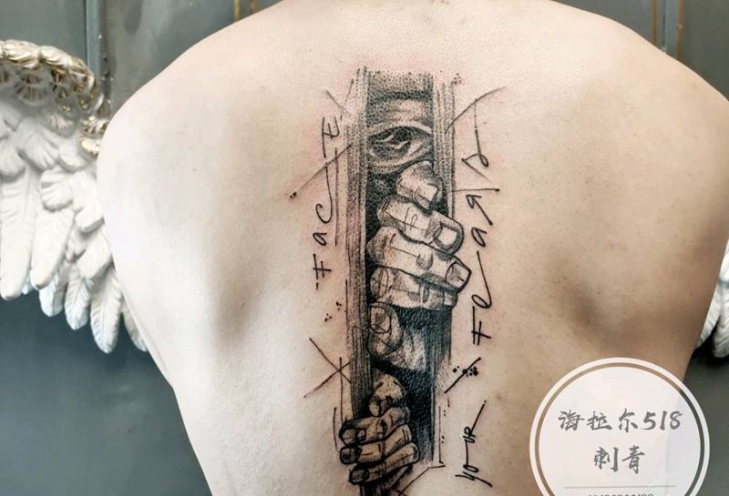 暗纹身图片_背部点刺几何纹身图案