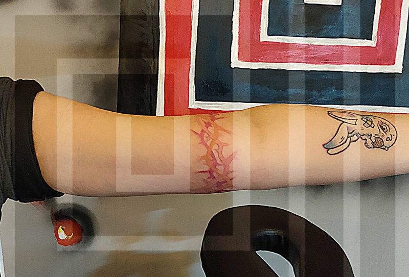 三色荆棘纹身图片_手臂New School水彩臂环纹身图案