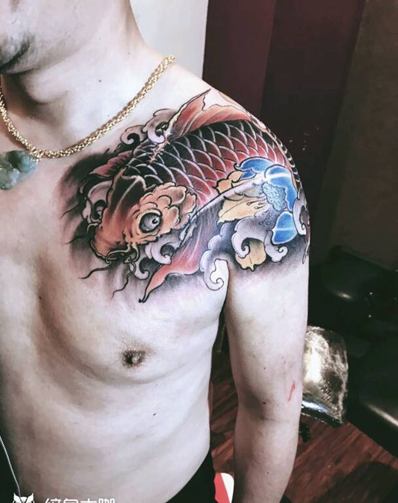 鱼纹身图片_肩部传统动物成品纹身图案