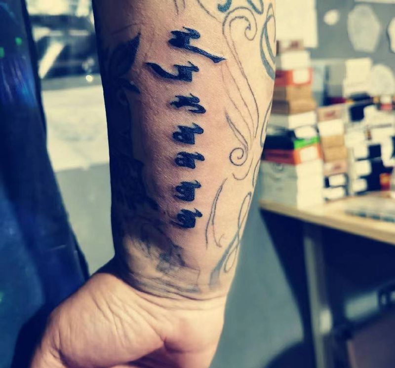 蒙古文原音纹身图片_手臂蒙古风格纹身图案