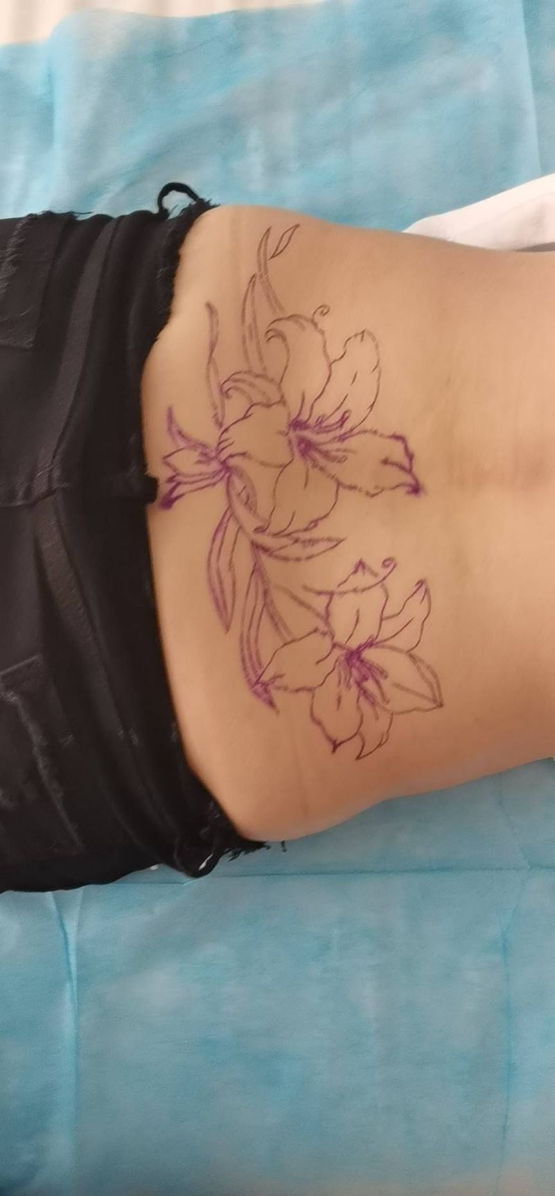 彩色百合纹身图片_腰部新传统纹身图案