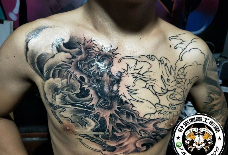 未完成的龙纹身图片_胸部新传统龙花胸纹身图案