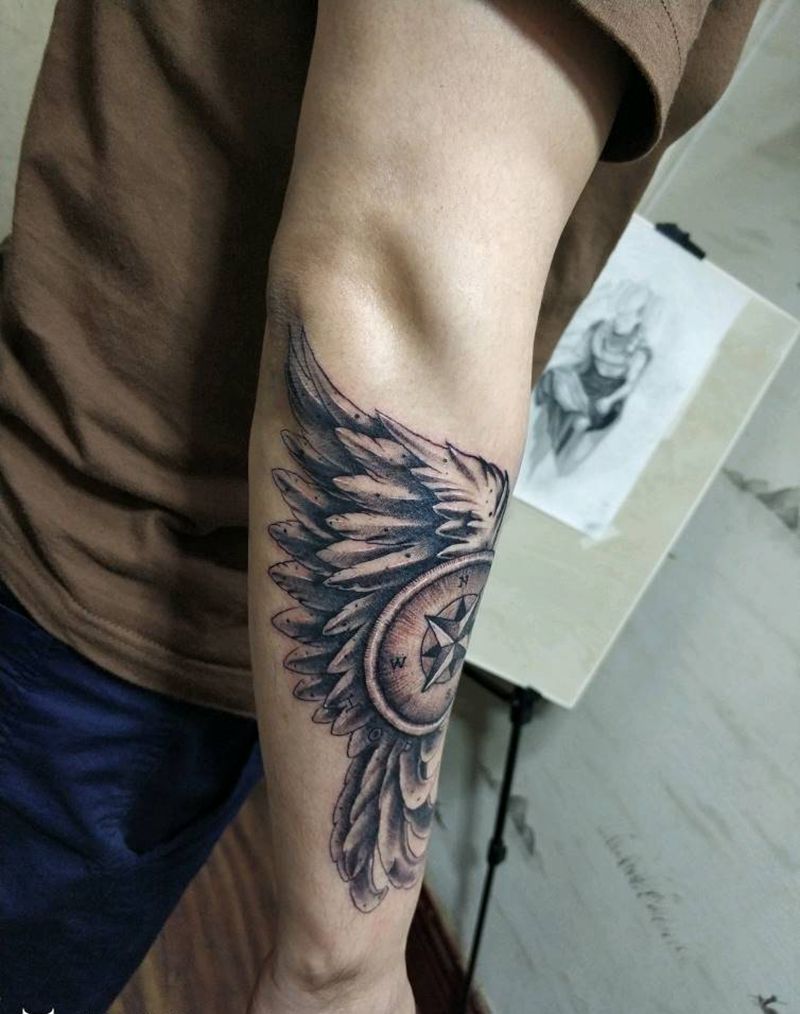 翅膀指南针纹身图片_手臂欧美写实点刺翅膀纹身图案