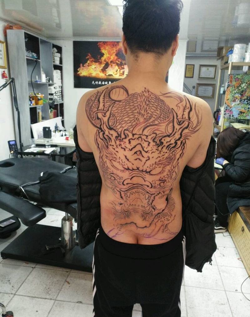 满背龙第一次纹身图片