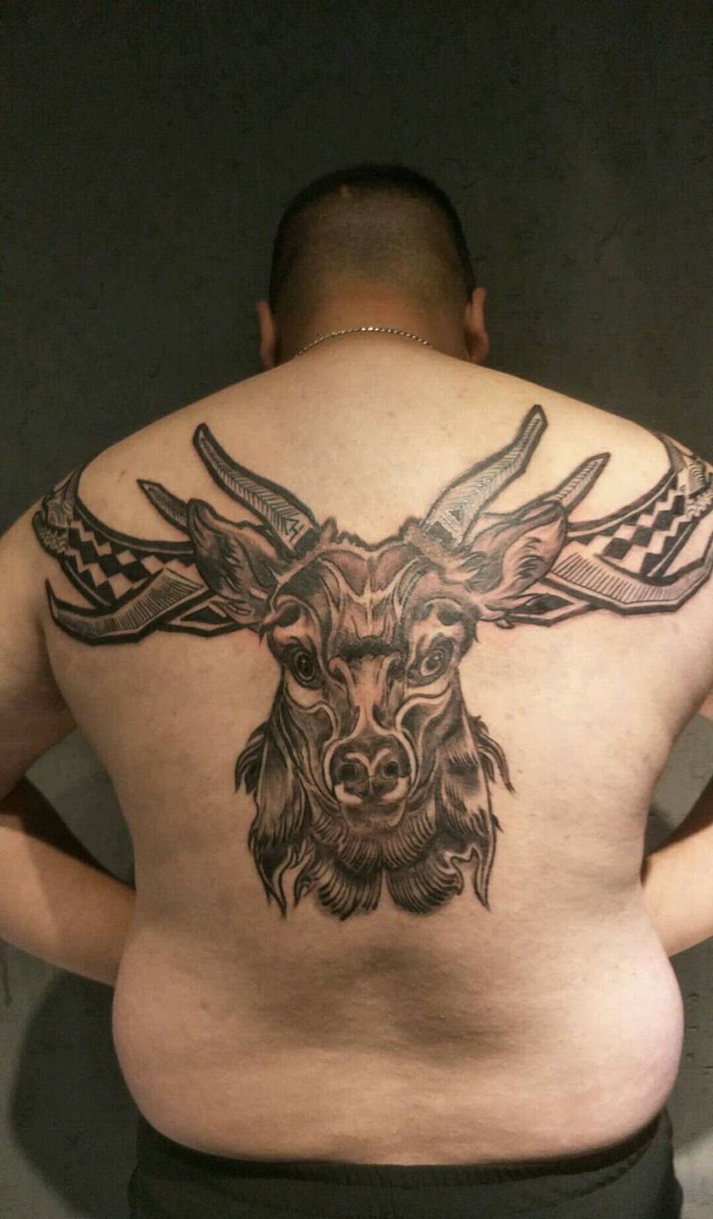 大麋鹿纹身图片_背部欧美写实New School纹身图案