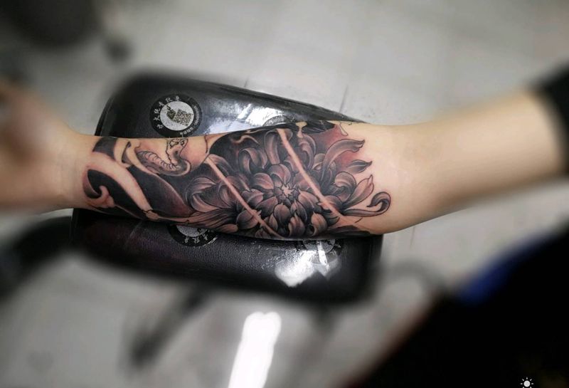 菊花纹身图片_手臂新传统纹身图案