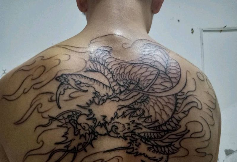 半背龙，线条纹身图片_背部新传统老传统龙纹身图案