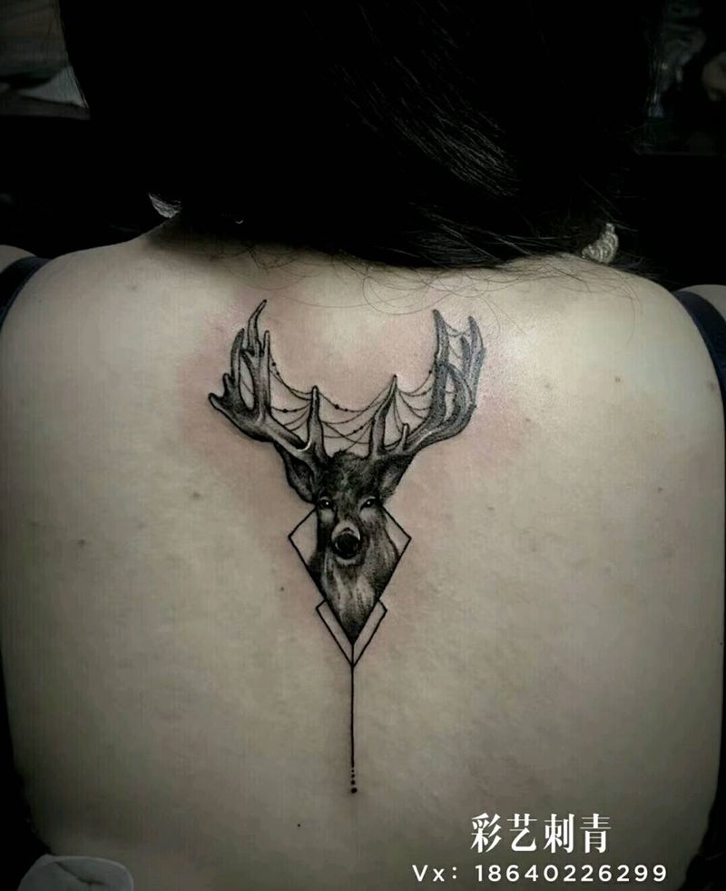 小清新嘛纹身图片_背部点刺几何小清新纹身图案