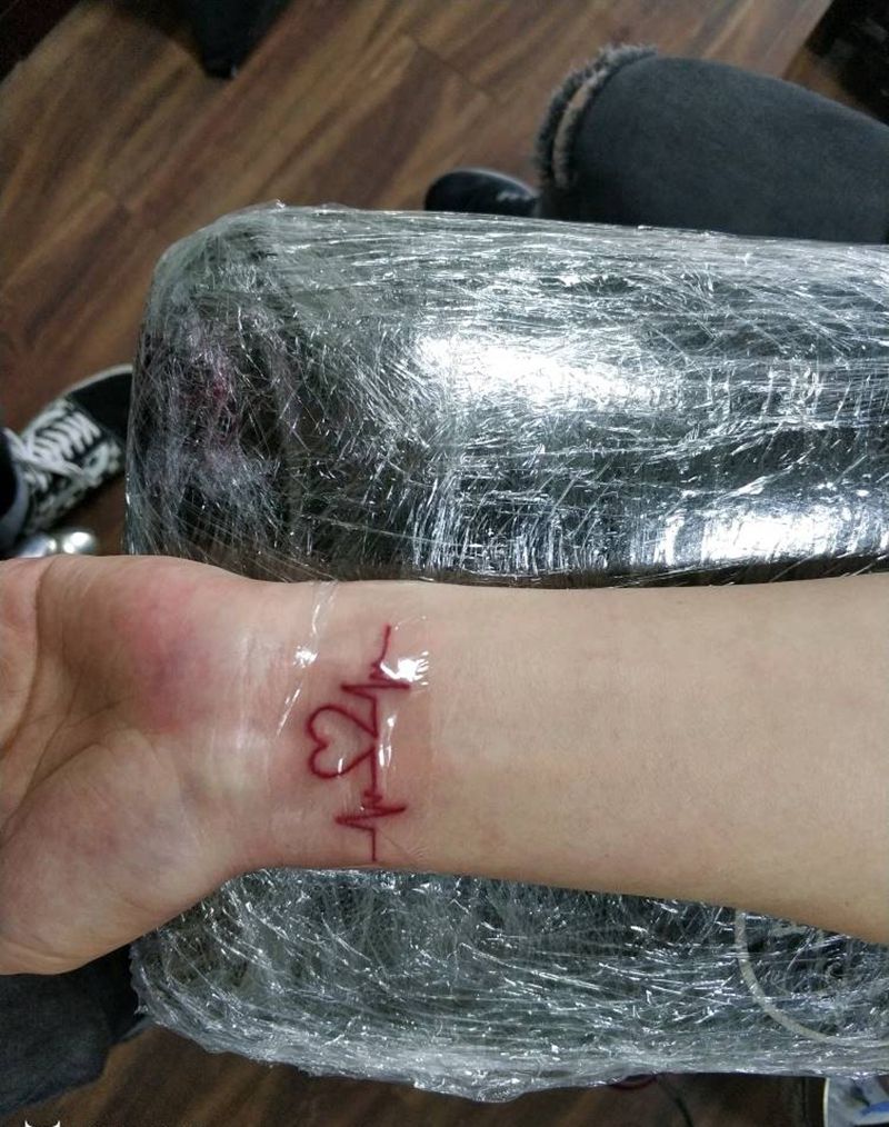 心电图纹身图片_手部几何心电图纹身图案