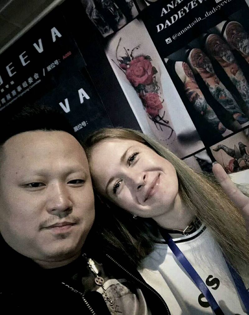 美女纹身师纹身图片