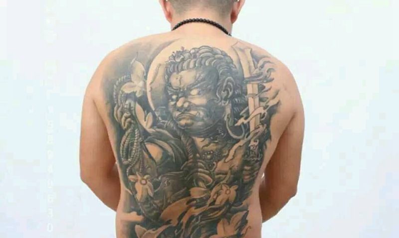 满背不动尊纹身图片_背部传统纹身图案