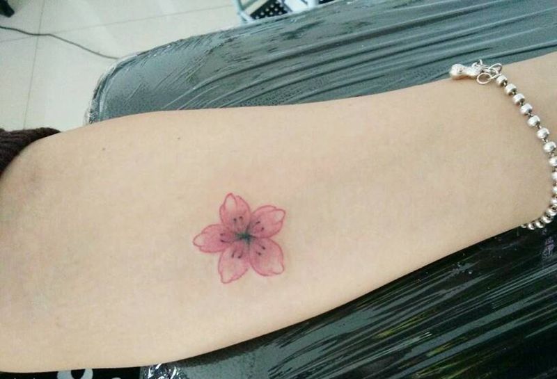 遮盖疤痕小花一枚纹身图片