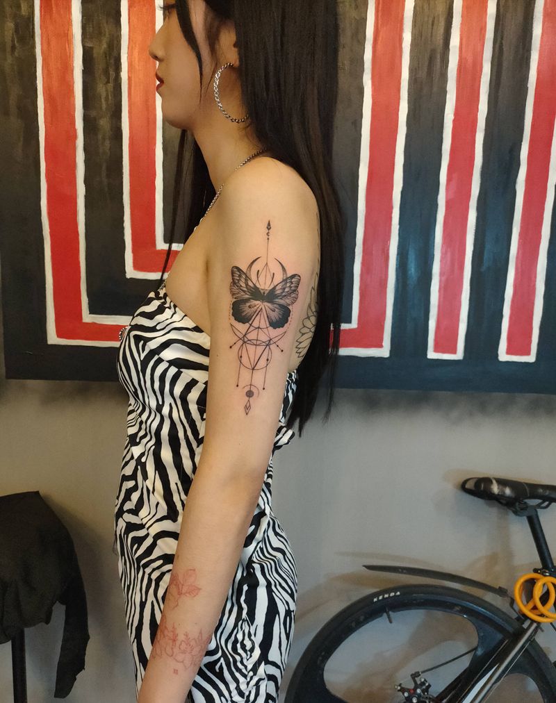 蝴蝶纹身图片_肩部手臂几何点刺蝴蝶纹身图案