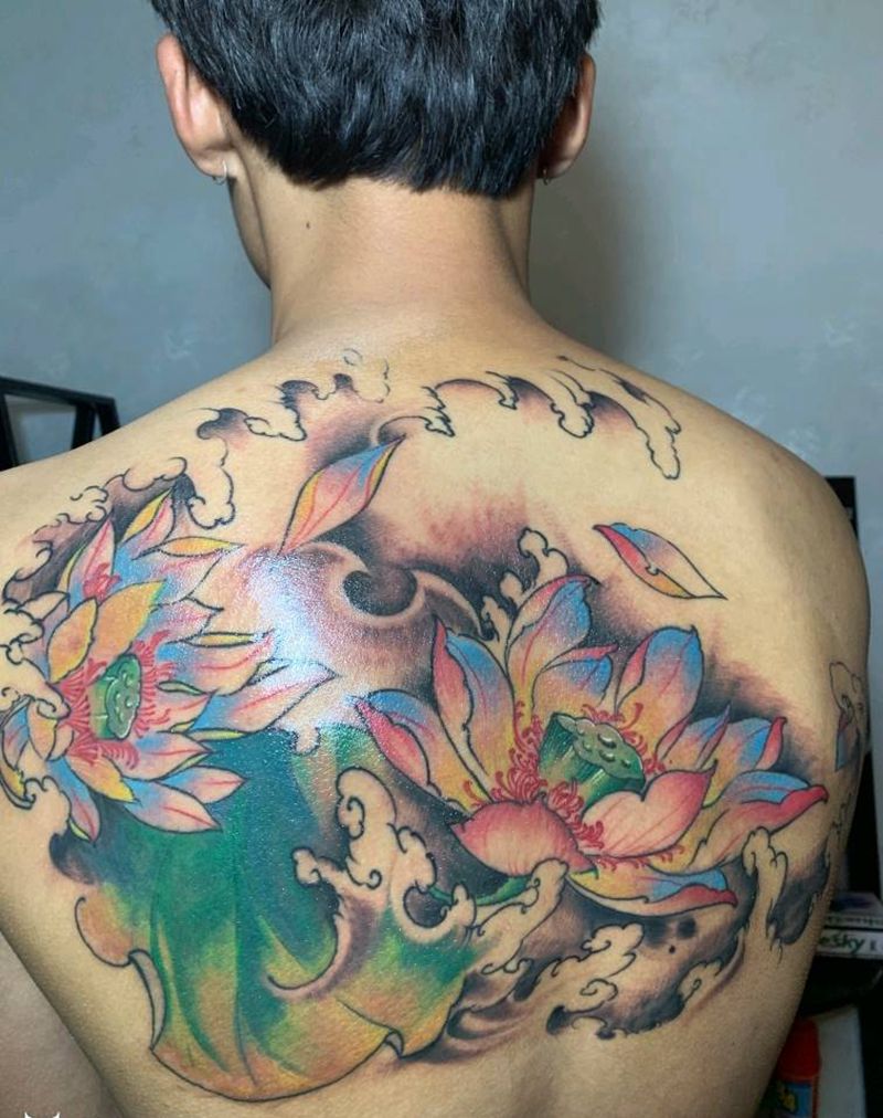 荷花纹身图片_背部新传统纹身图案
