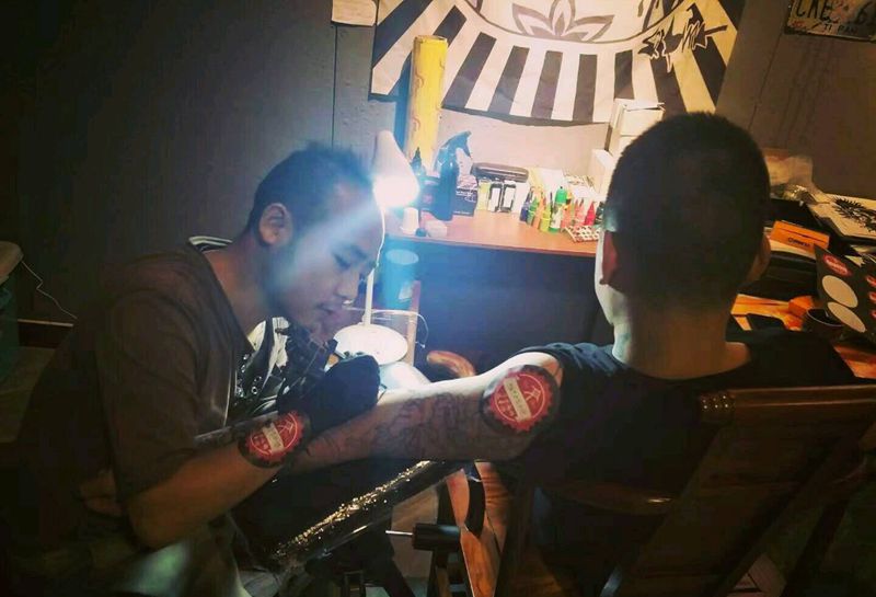 花臂制作中纹身图片