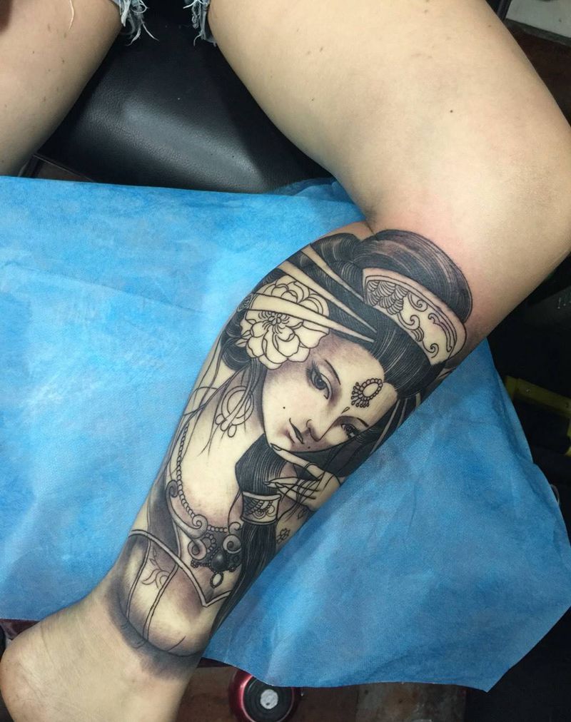 花旦黑灰完成纹身图片_成品腿部传统人物纹身图案