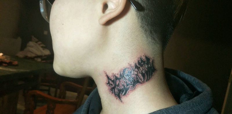 颈部花体字纹身图片
