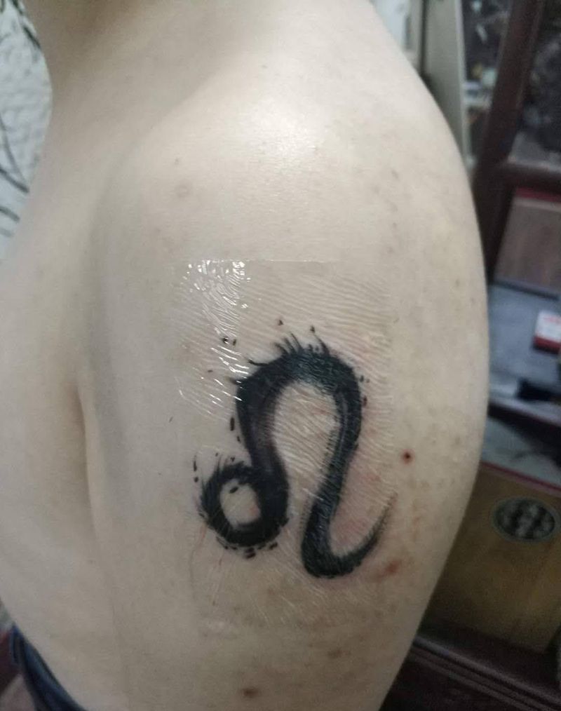 水墨狮子座纹身图片_肩部水墨星座狮子座纹身图案