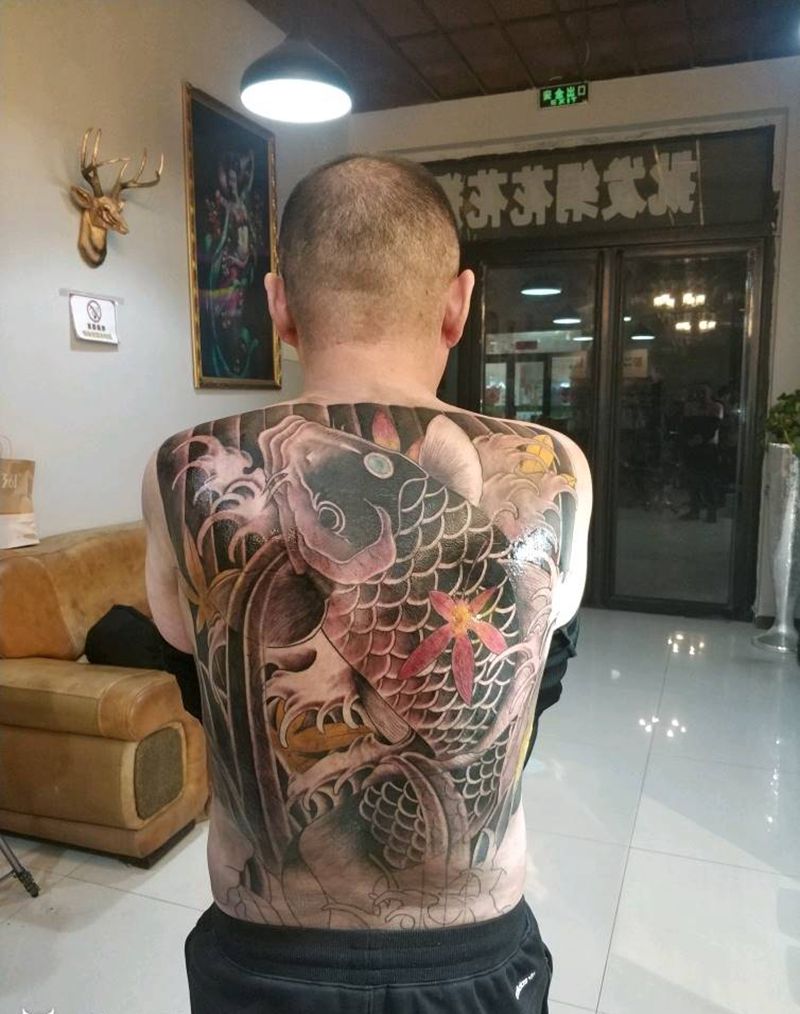 满背锦鲤纹身图片_背部老传统鲤鱼鱼锦鲤纹身图案