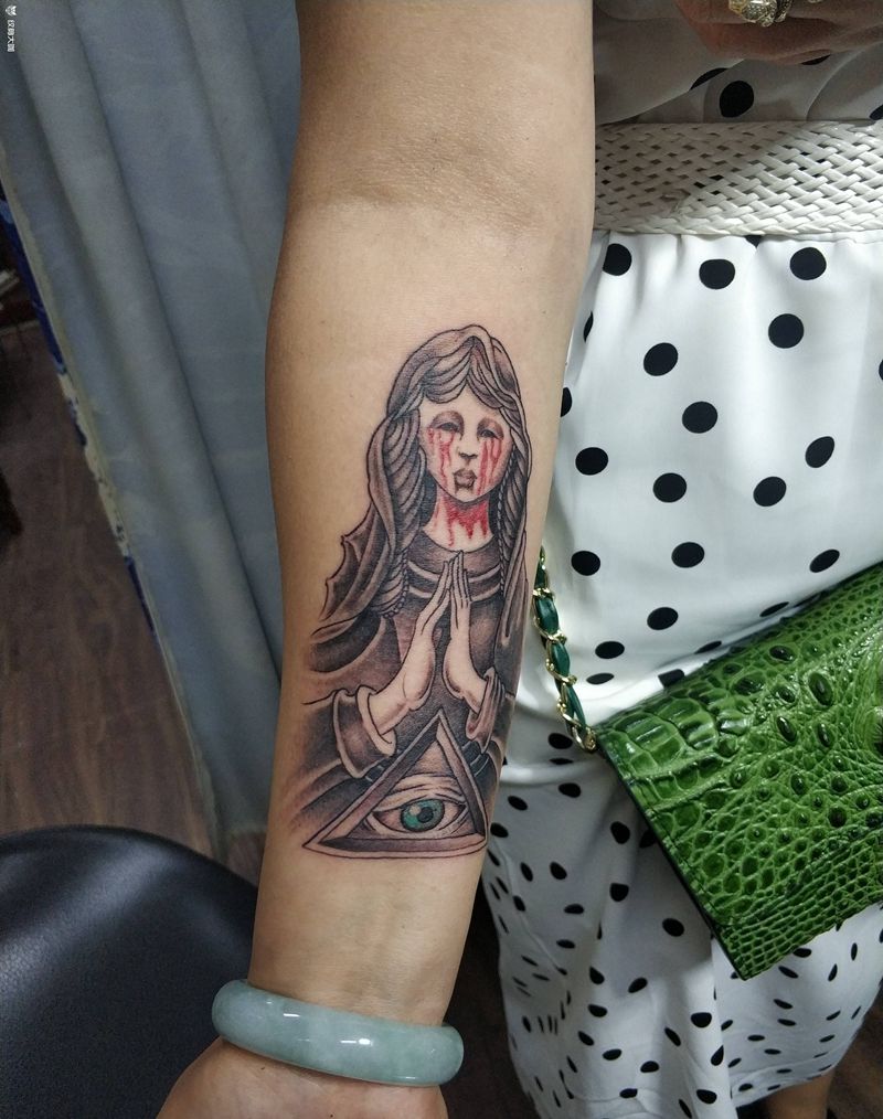 圣母纹身图片_手臂欧美写实New School圣母纹身图案
