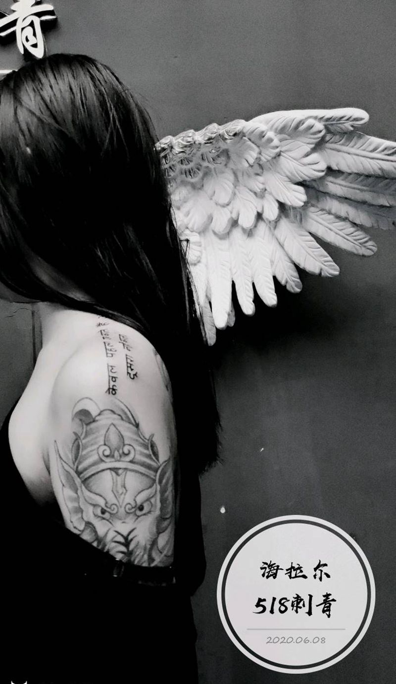 梵文纹身图片_肩部花体字纹身图案