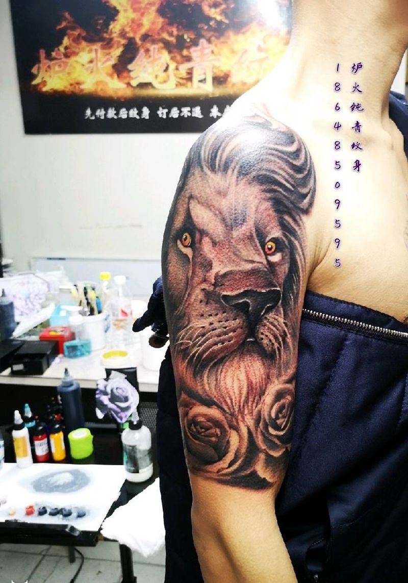 大臂狮子纹身图片