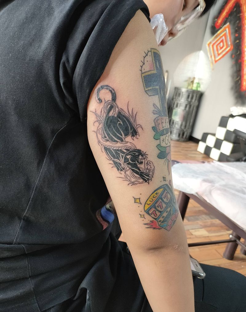 黑豹纹身图片_肩部Old School豹纹身图案