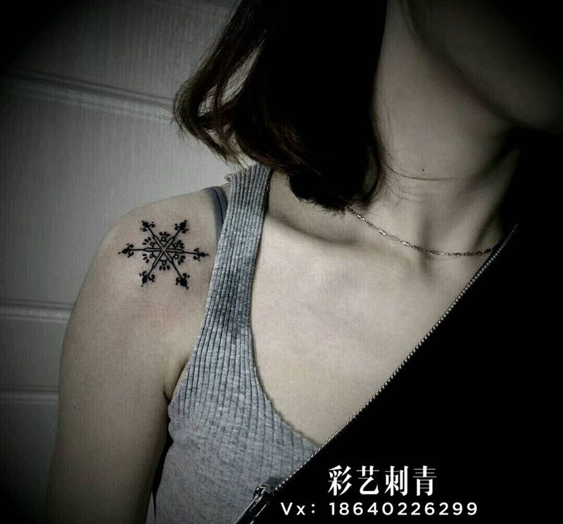 小清新哇纹身图片_肩部胸部小清新纹身图案
