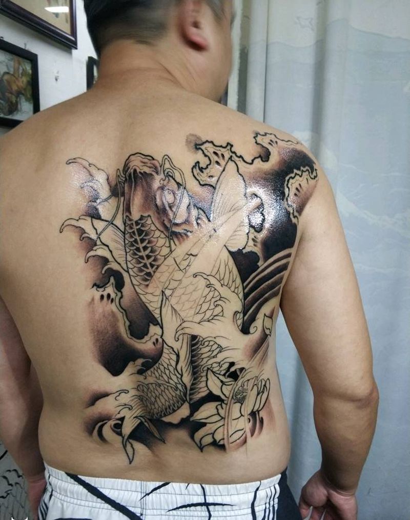 半背鲤鱼未完成纹身图片_背部老传统鱼纹身图案