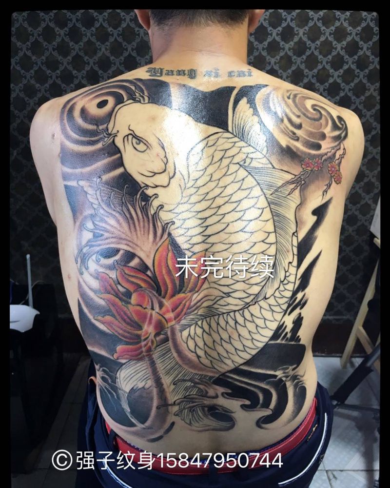 满背鲤鱼纹身图片