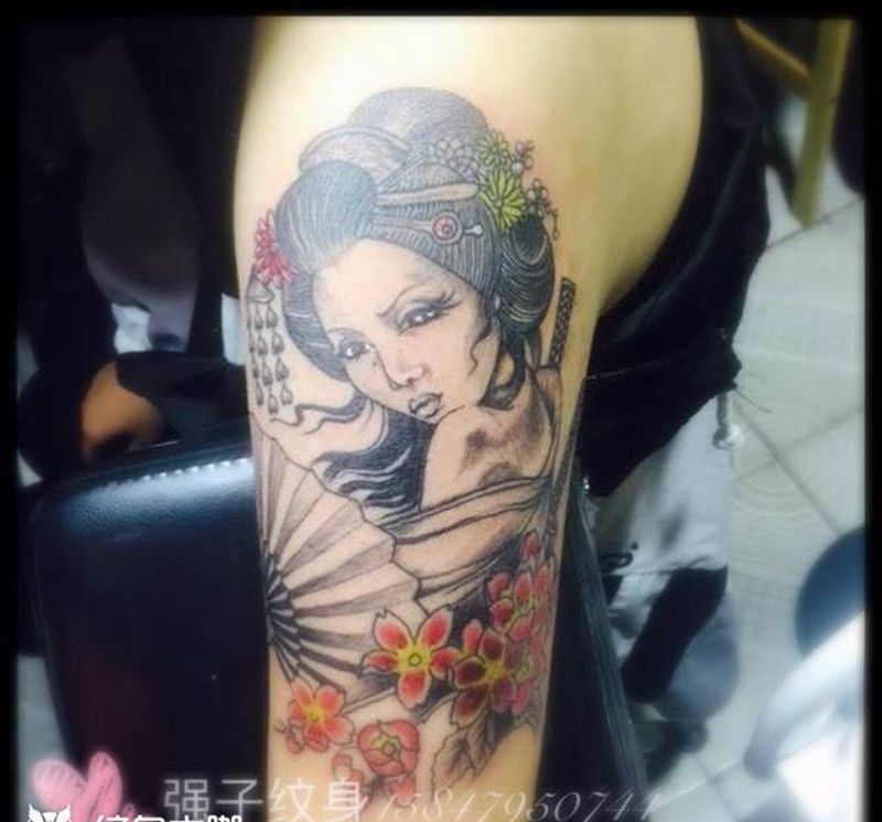 大臂艺妓纹身图片