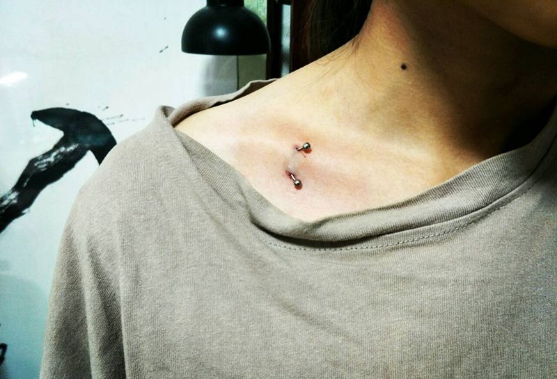 锁骨穿孔纹身图片
