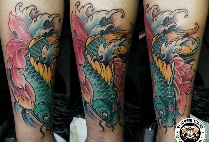 重彩鲤鱼和凤凰纹身图片