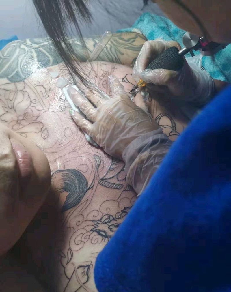 未完，般若唐狮花胸纹身图片_胸部新传统纹身图案