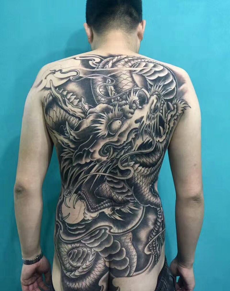 满背龙纹身图片
