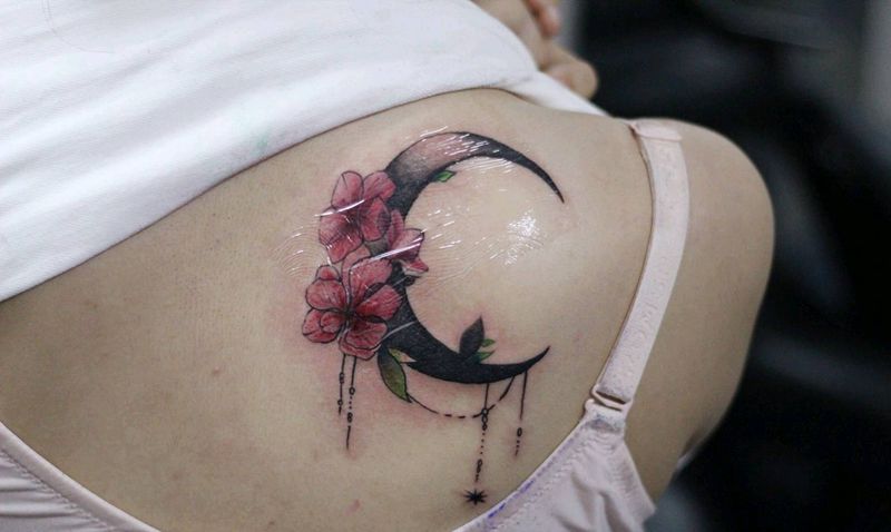 花与月纹身图片_背部水墨花月亮纹身图案