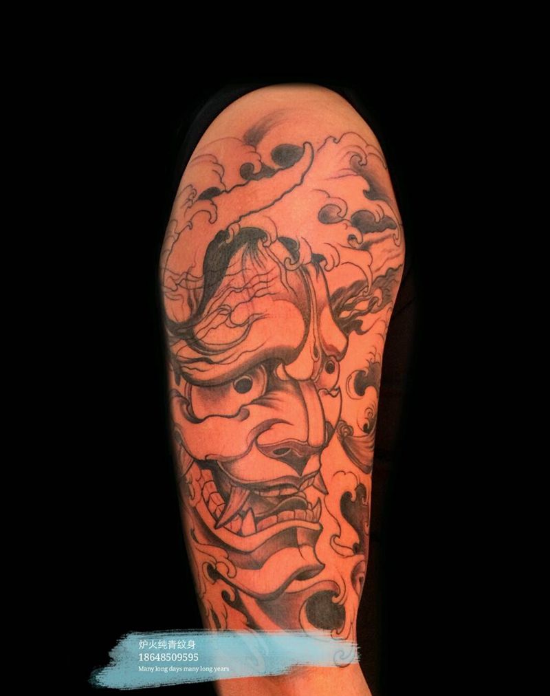 般若包大臂黑灰底色纹身图片