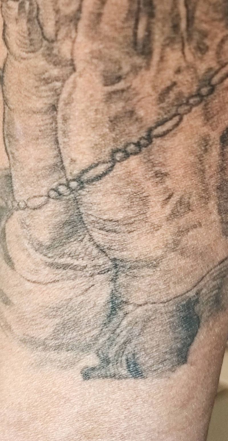 祈祷手恢复后细节纹身图片_手臂欧美写实纹身图案