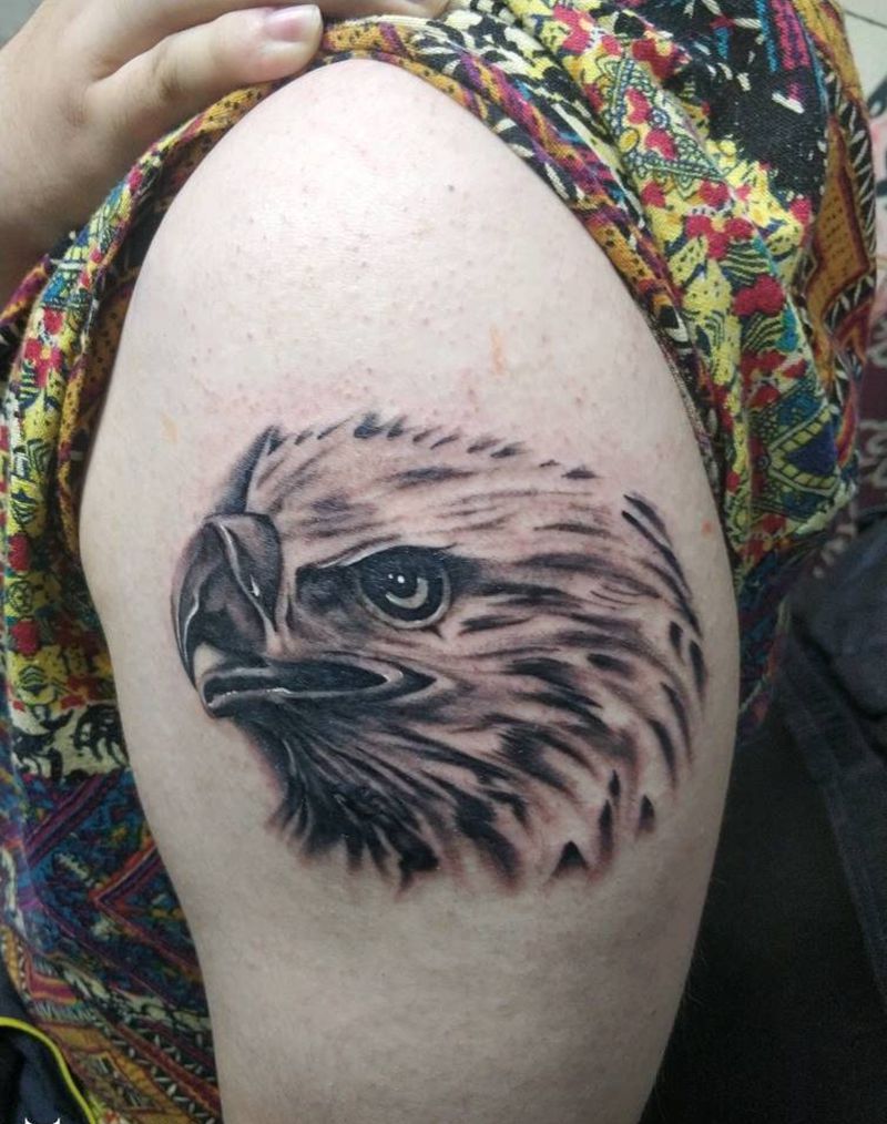 大臂鹰头纹身图片_肩部欧美写实鹰纹身图案