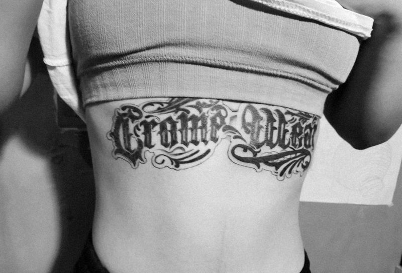 花体字纹身图片_腹部花体字纹身图案