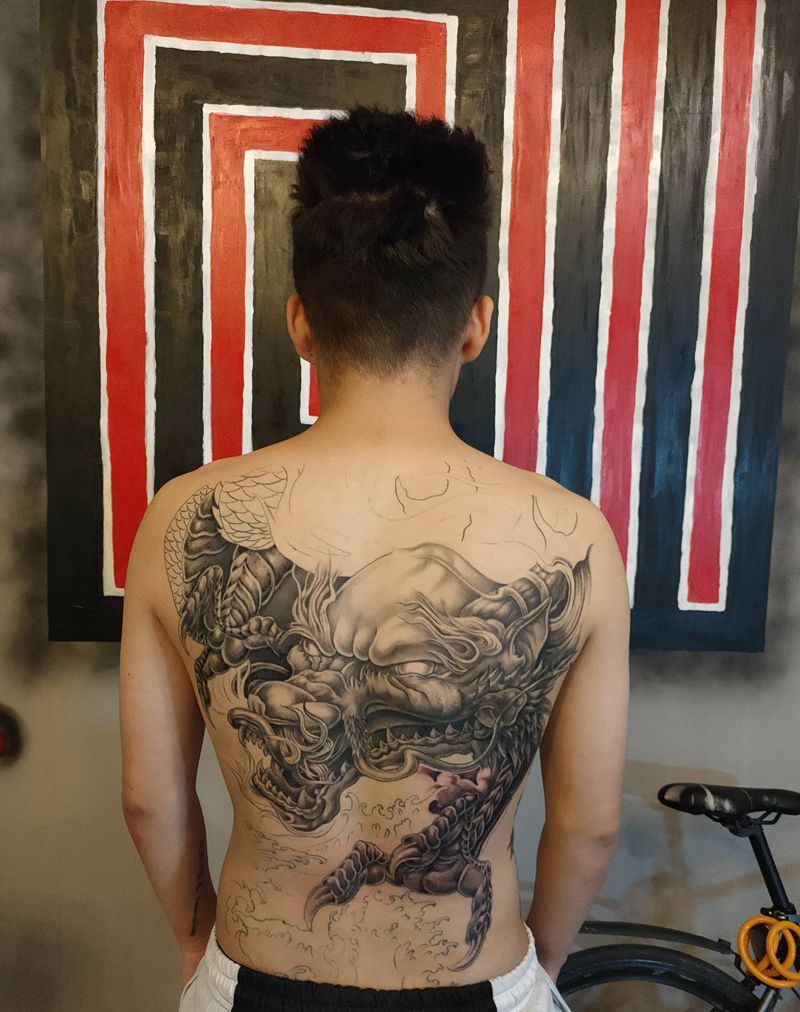 满背龙纹身图片_背部新传统龙纹身图案