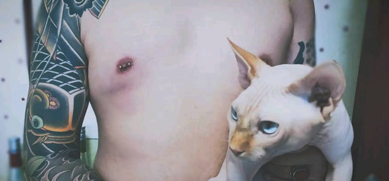 穿个钉子，骑行中的鄙人纹身图片_胸部穿孔乳钉纹身图案