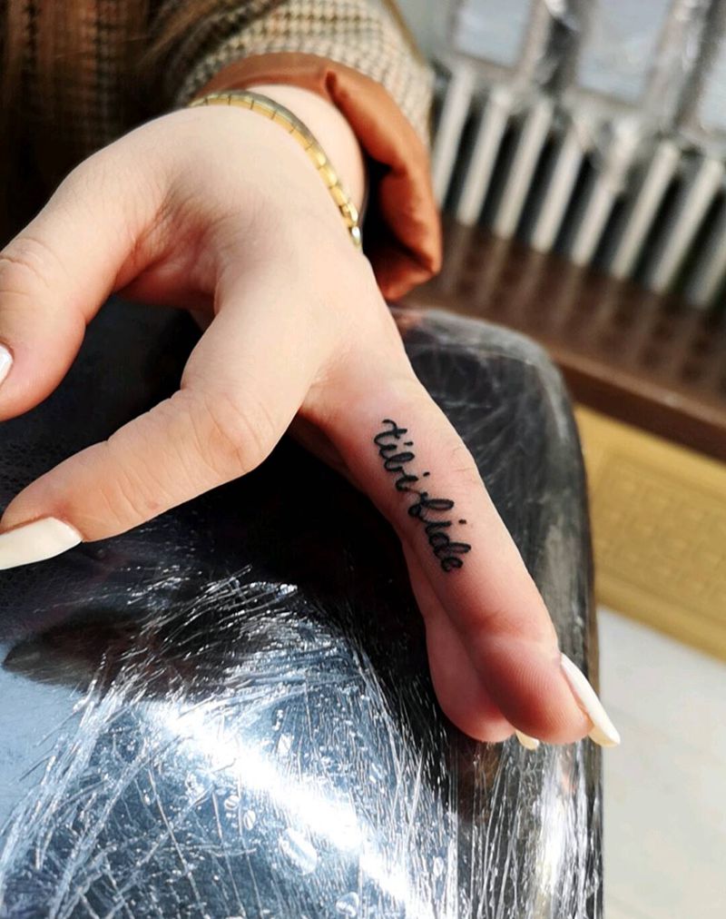 手指字母纹身图片