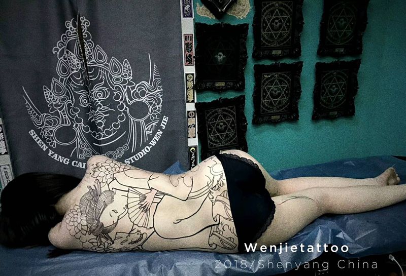 美纹身图片_背部臀部老传统纹身图案