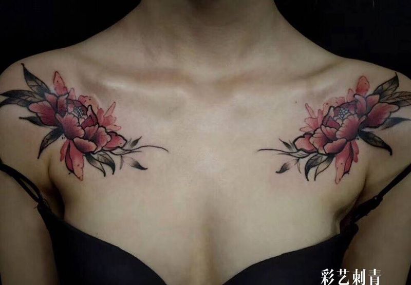 肩花纹身图片_胸部小瓶子纹身图案