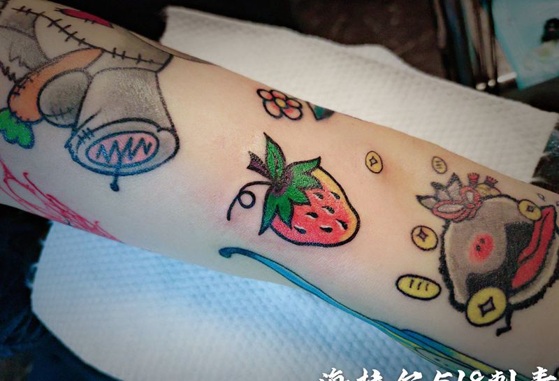 草莓纹身图片_手臂Old School纹身图案